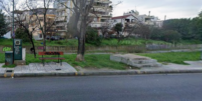 530 κάτοικοι πέριξ του χειμάρρου Αναύρου ζητούν επανατοποθέτηση ξύλινης πεζογέφυρας και επισημαίνουν τυχόν ποινικές ευθύνες σε περίπτωση τραυματισμού πολίτη εξαιτίας της απουσίας γέφυρας