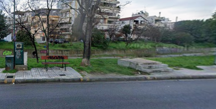 530 κάτοικοι πέριξ του χειμάρρου Αναύρου ζητούν επανατοποθέτηση ξύλινης πεζογέφυρας και επισημαίνουν τυχόν ποινικές ευθύνες σε περίπτωση τραυματισμού πολίτη εξαιτίας της απουσίας γέφυρας