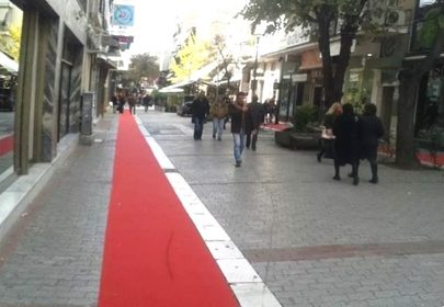 Κοινή πρωτοβουλία για το στρώσιμο κόκκινης μοκέτας στην αγορά του Βόλου ενόψει Χριστουγέννων