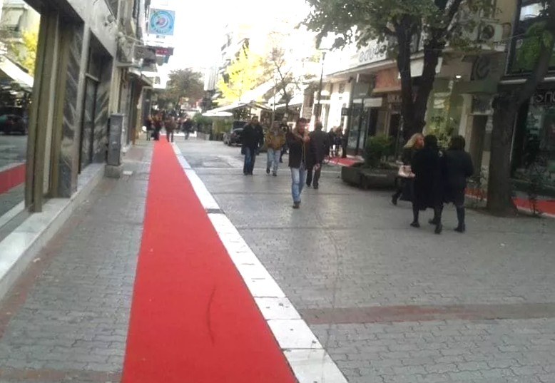 Κοινή πρωτοβουλία για το στρώσιμο κόκκινης μοκέτας στην αγορά του Βόλου ενόψει Χριστουγέννων