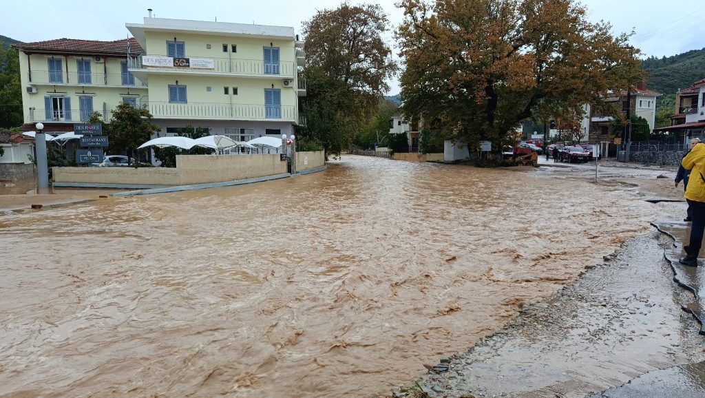 Προβλήματα από την κακοκαιρία σε Πήλιο και Σποράδες – Πλημμύρες σε Χόρτο, Μηλίνα και Πλατανιά (pics & vid)