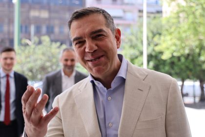 Πρώτη επίσκεψη Τσίπρα στον Βόλο ως επικεφαλής της ΕΛ.Α.Σ. – Συνάντηση με νεολαία σε καφετέρια και με στελέχη σε τσιπουράδικο
