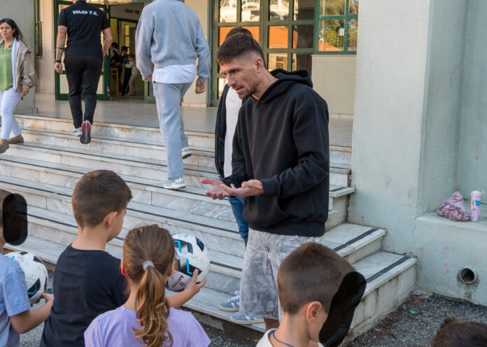 Ξεχωριστή επίσκεψη ποδοσφαιριστών του Βόλου στο 1ο Δημοτικό Σχολείο – Μοίρασαν μπάλες και χαμόγελα στα παιδιά